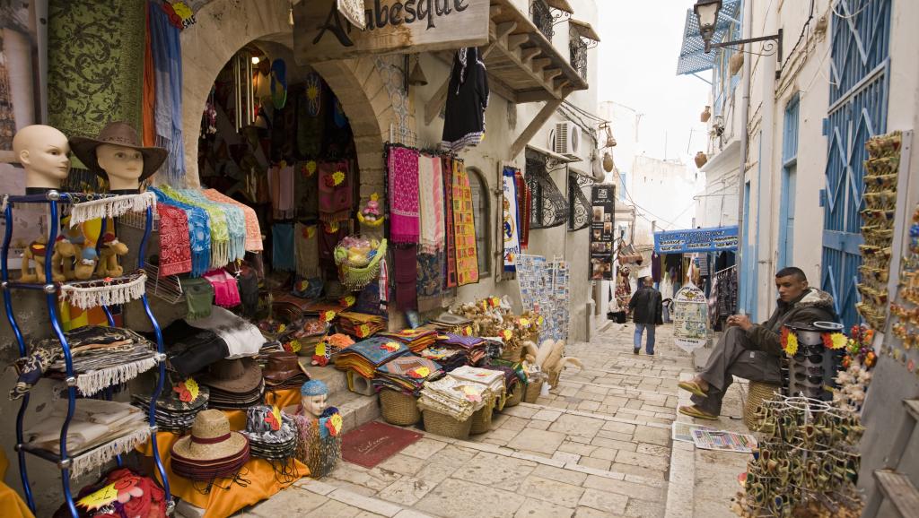 En Tunisie, la saison touristique 2015 est largement impactée par l'attentat de l'hôtel Riu Imperial Marhaba de Port el-Kantaoui. En cinq jours, 8000 à 10000 annulations ont été enregistrées.