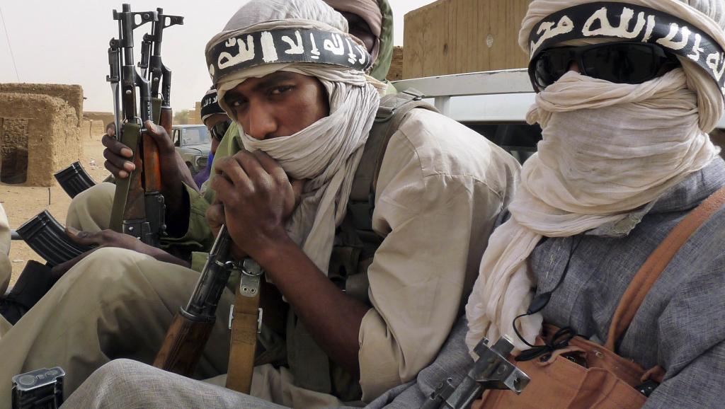 Des combattants du groupe Ansar Dine, qui a revendiqué les deux attaques dans le sud et le centre du Mali, et dont le drapeau a été vu sur les lieux. Reuters/Adama Diarra/Files