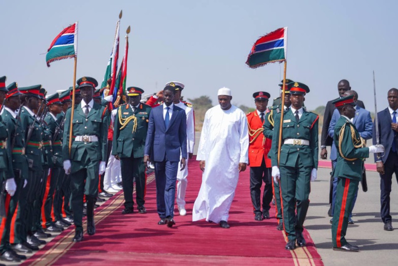 Visite officielle en Gambie : Bassirou Diomaye et  Adama Barrow réaffirment la ferme volonté de continuer à travailler ensemble