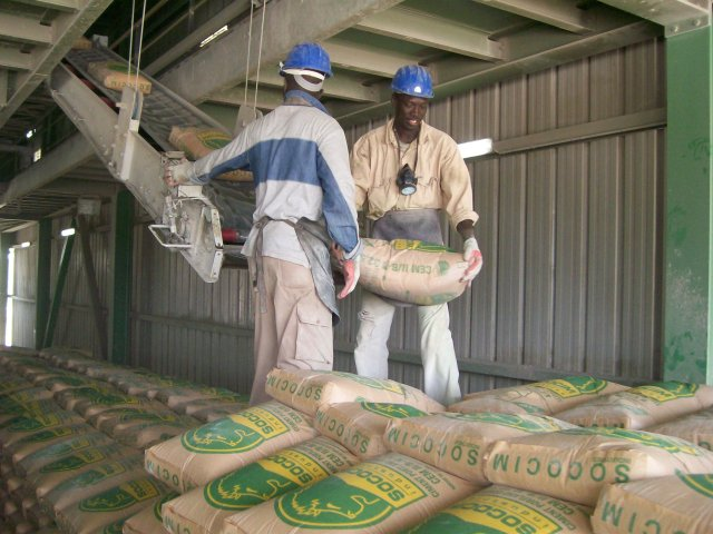 Les douanes gambiennes renoncent à la hausse des droits prélevés sur le ciment sénégalais