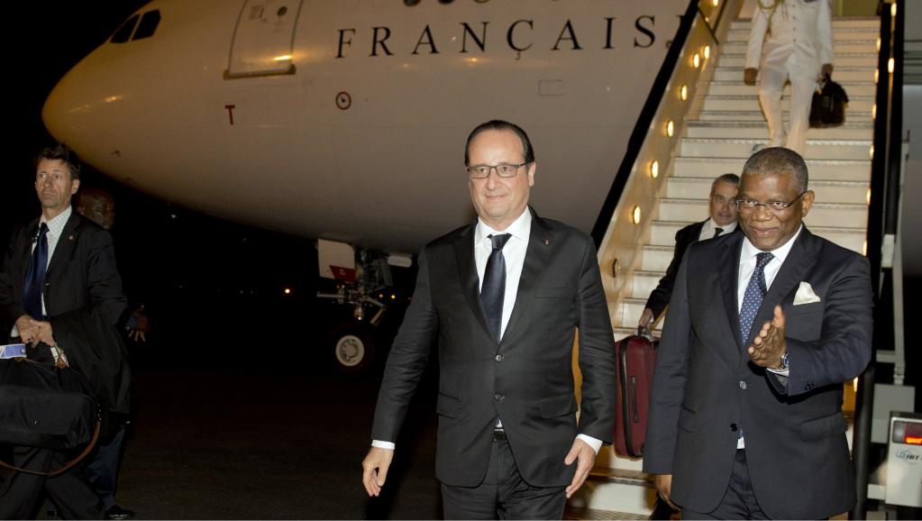 Le président français, François Hollande, à son arrivée à Luanda, le 2 juillet 2015. AFP PHOTO / ALAIN JOCARD