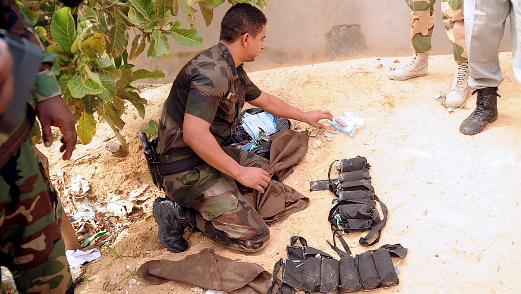 Des ceintures d'explosifs avaient déjà été découvertes dans une maison de membres présumés du groupe Boko Haram, pris d'assaut par les forces de sécurité tchadiennes le lundi 29 juin 2015. AFP PHOTO / BRAHIM ADJI