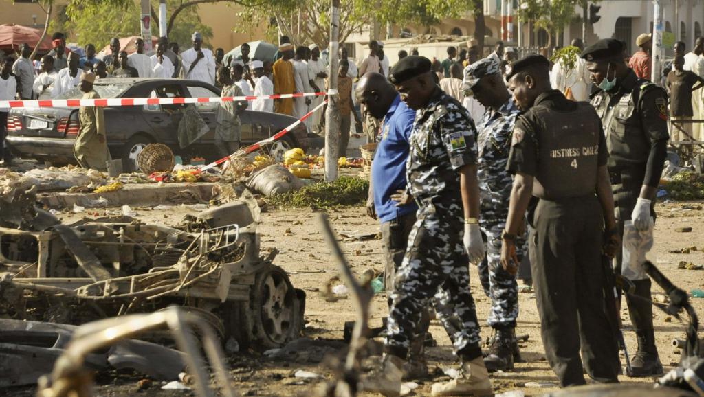 Les mosquées sont souvent prises pour cible par Boko Haram qui estime que l'islam pratiqué au Nigeria est dévoyé. Photo : site de la triple attaque à la bombe contre la Grande Mosquée de Kano, dans le nord du Nigeria, le 28 novembre 2014. REUTERS/Stringe