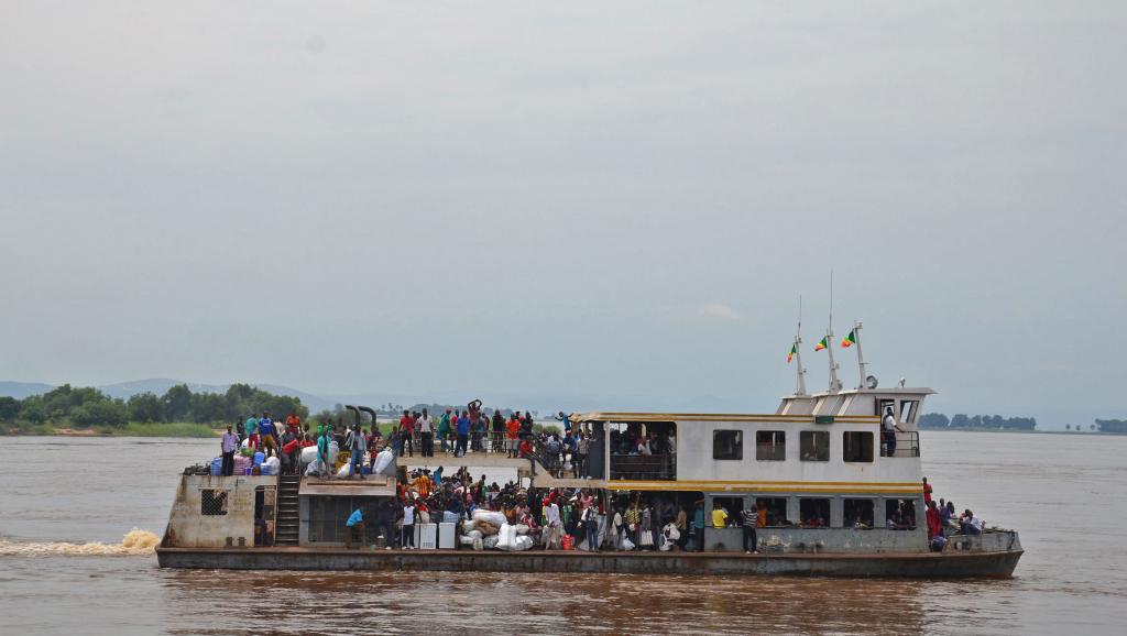 Un bateau du Congo ramenant en RDC des Congolais expulsés ou qui ont fui craignant une expulsion violente. RFI/Habibou Bangré