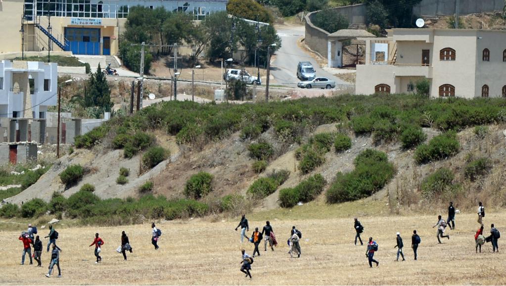 Des migrants subsahariens fuyant une opération de police, le 2 juillet 2015 à Tanger. AFP PHOTO / FADEL SENNA