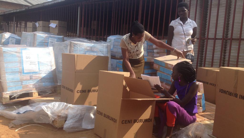 Chaque carton de bulletins porte le nom d'un bureau de vote. RFI/Sonia Rolley