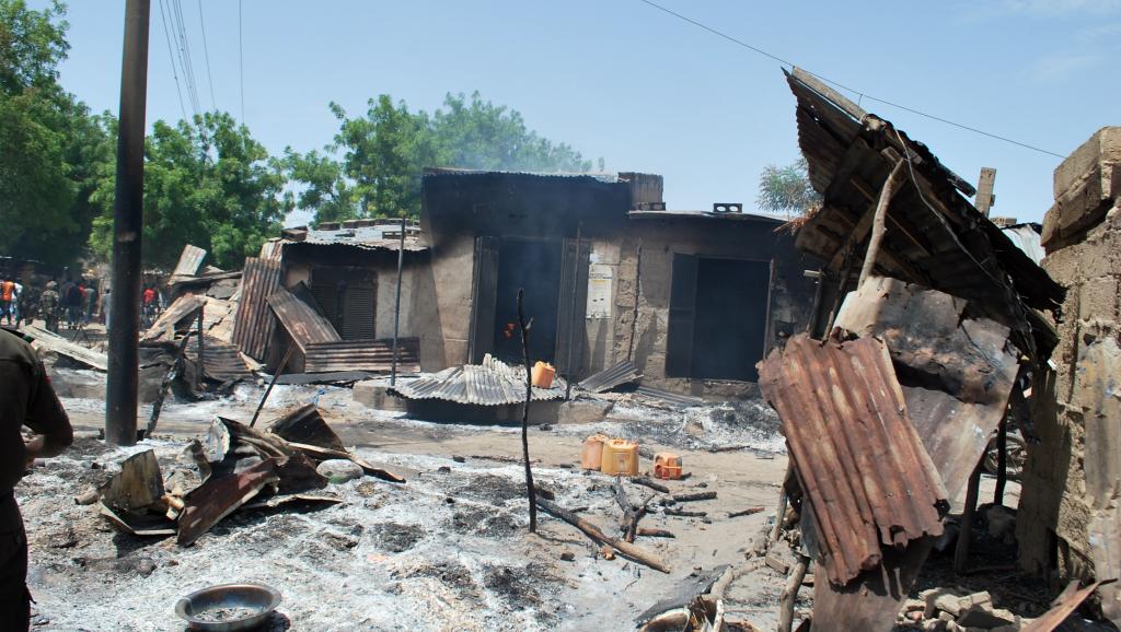Des maisons brûlées par Boko Haram lors de l'attaques du village de Zabarmari, près de Maiduguri, au Nigeria, le 4 juillet 2015. STRINGER / AFP