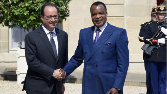 En visite à l'Elysée, Sassou Nguesso reçoit un "cadeau" de Hollande