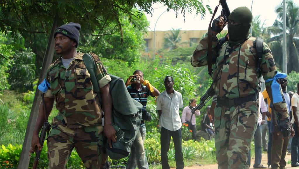 Soldats de l'ex-rébellion ivoirienne des Forces nouvelles sortant de l'hôtel du Golf, Abidjan, le 16 décembre 2010 Reuters
