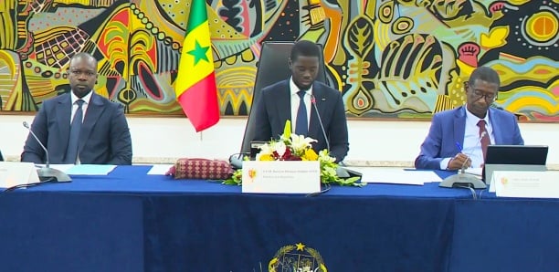 de gauche à droite, Premier ministre Ousmane Sonko, Président Bassirou Diomaye Faye et le directeur de Cabinet du président de la République, Mary Teuw Niane