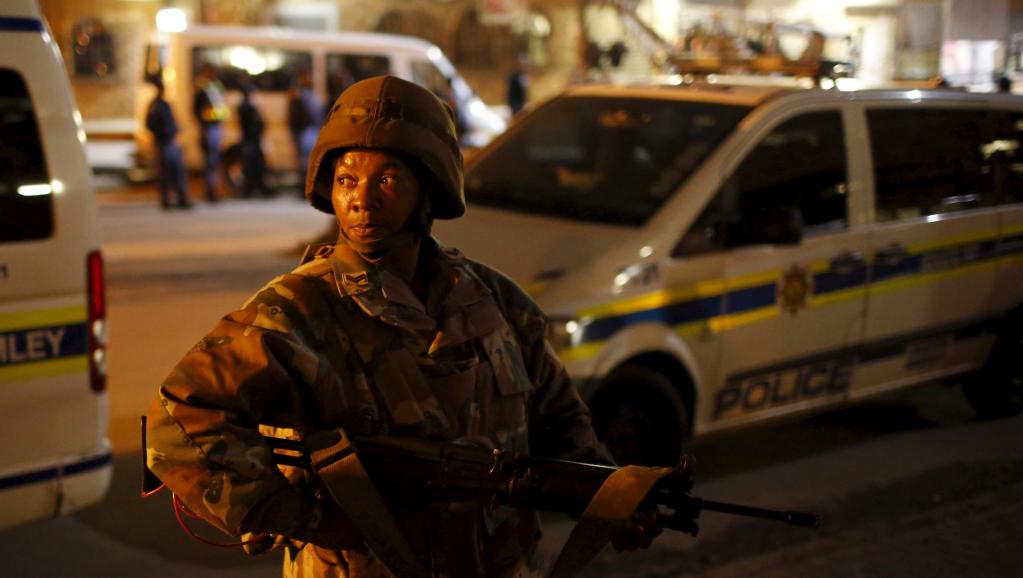 Un soldat sud-africain monte la garde pendant une opération de police dans le township d'Alexandra, le 23 avril 2015. REUTERS/Mike Hutchings
