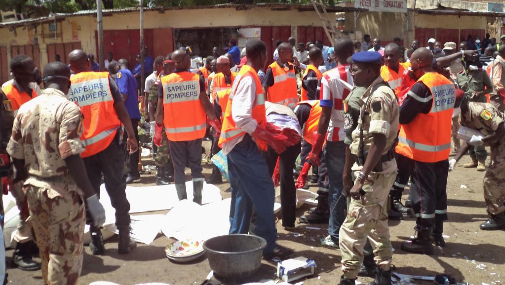 Les secours sur les lieux de l'attentat-suicide, au marché central de Ndjamena, le 11 juillet 2015. REUTERS/Moumine Ngarmbassa