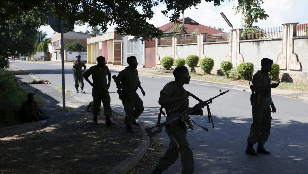 Des soldats fidèles au président Pierre Nkurunziza dans des rues de la capitale burundaise où les affrontements ont repris, le 14 mai 2015. REUTERS/Goran Tomasevic