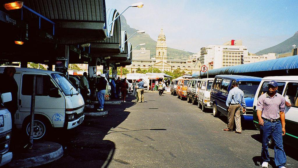 Une station de taxi dans une gare du Cap, en Afrique du Sud. Henry Trotter/Wikimedia Commons