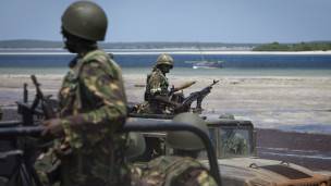 Des soldats kenyans patrouillent le long de la frontière avec la Somalie près de la ville de Bur Garbo le 14 décembre 2011