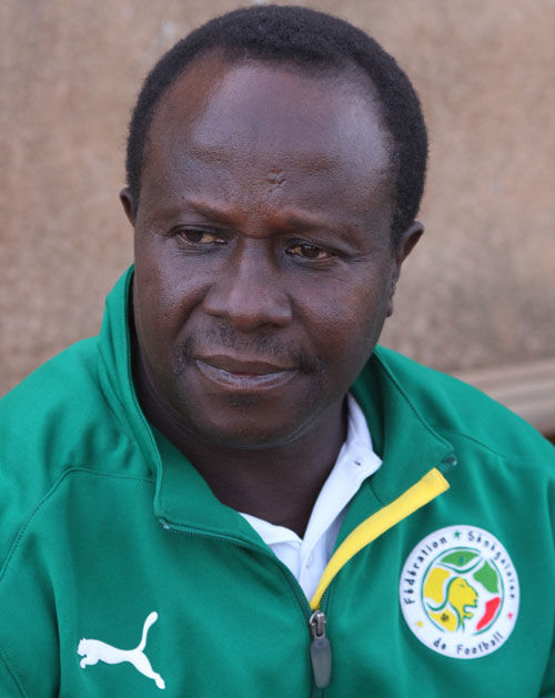 Football : "Joseph Koto est lié à la Fédération par un contrat" (spécialiste)