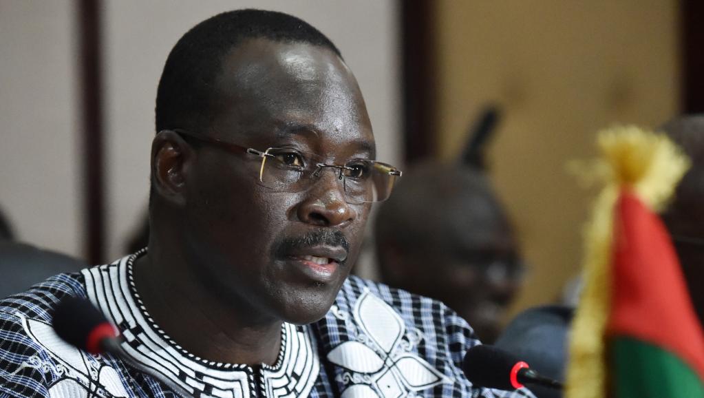 La pression monte sur le Premier ministre Isaac Zida, qui ne bénéficie que d'un seul soutien politique, mais un soutien de poids : le parti sankariste. AFP PHOTO / ISSOUF SANOGO