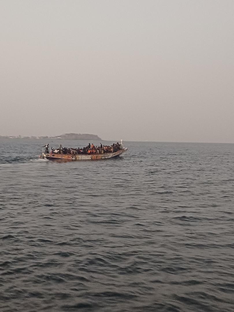 Interception d'une pirogue transportant 164 candidats à l'émigration irrégulière au large de l'île de Gorée (marine nationale)