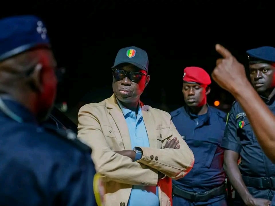​Dakar-Guédiawaye : le Géneral Jean Baptiste Tine effectue une ronde nocturne dans certains commissariats