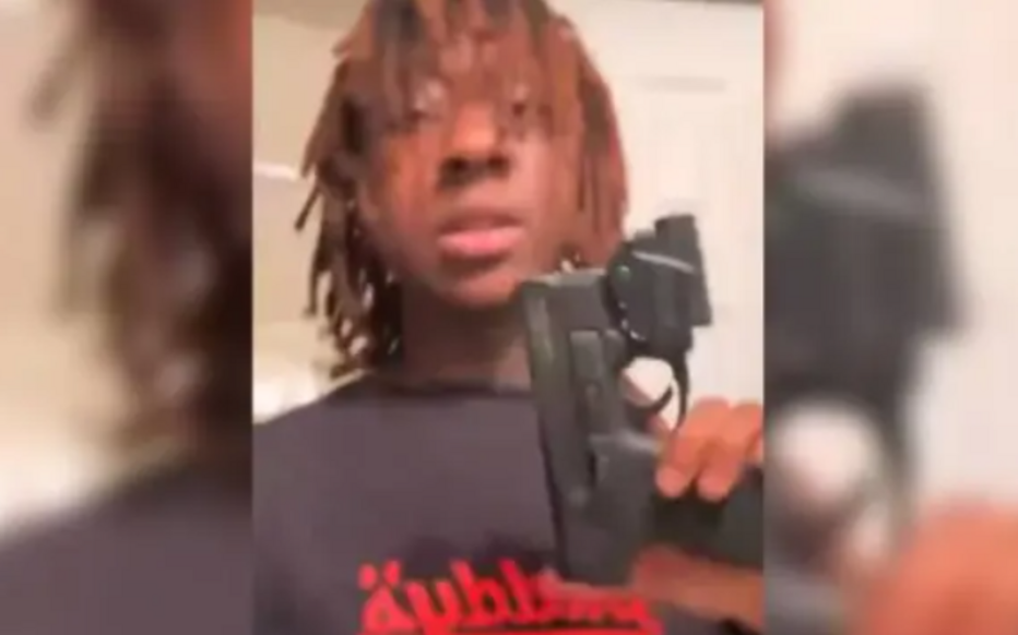 Un rappeur américain de 17 ans meurt en se tirant accidentellement une balle dans la tête en tournant une vidéo