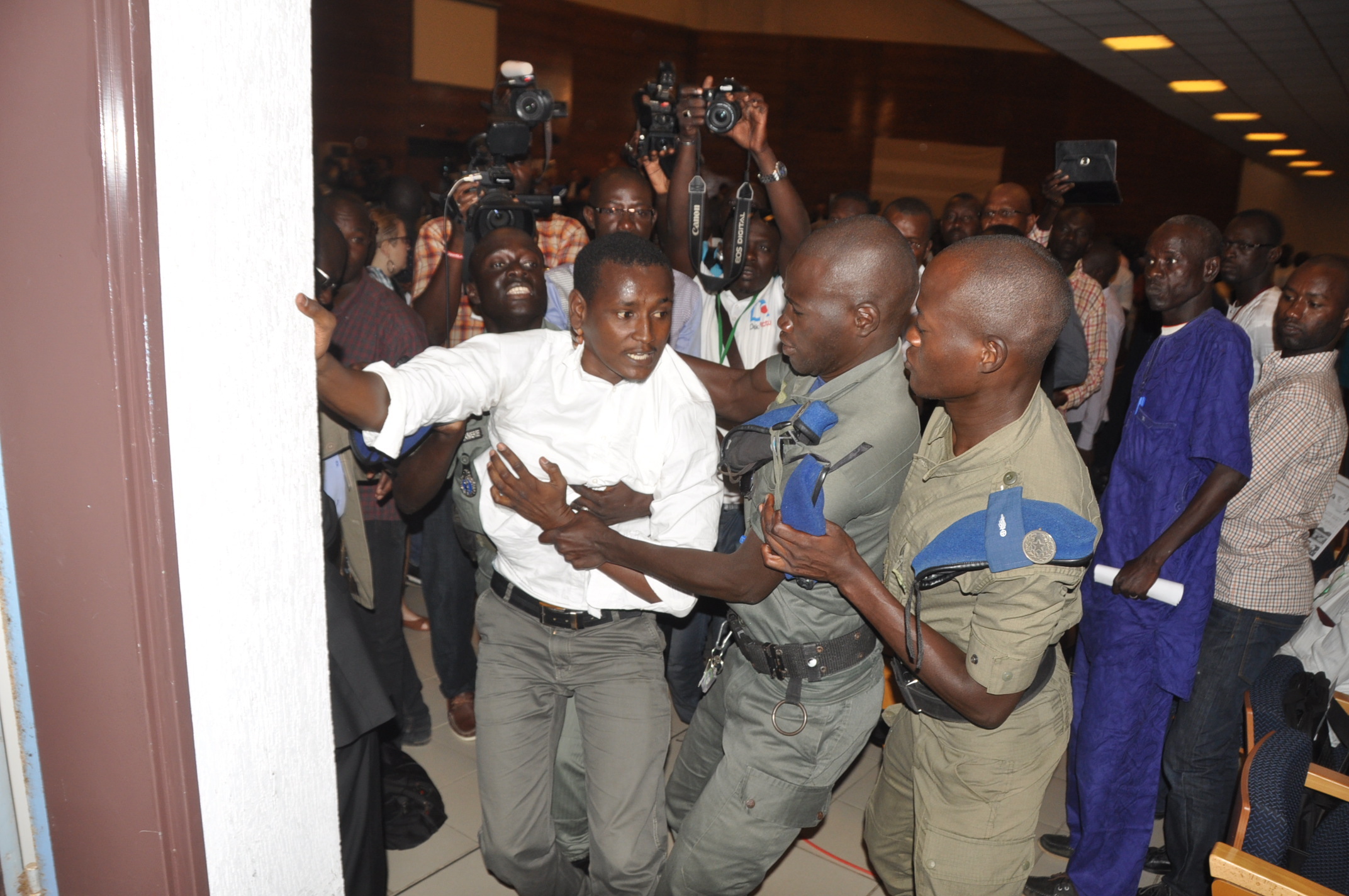 Refus de comparaître, attaques contre les CAE : Hissein Habré donne le ton de son procès