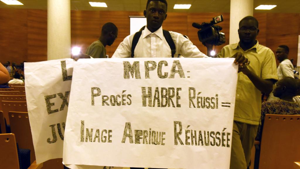 Un militant du mouvement Mobilisation pour la paix et la consolidation, lors de l'ouverture du procès d'Hissène Habré, à Dakar, le 20 juillet..