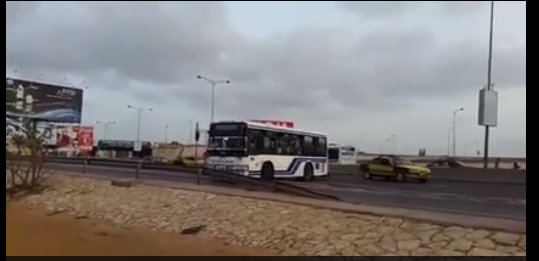 Incroyable: un chauffeur de bus "TATA" roule en sens interdit en pleine autoroute