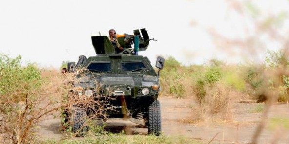 Un soldat nigérien patrouille près de Maiduguri, dans le nord de l'État de Borno, le 5 juin 2015. © Quentin Leboucher/AFP