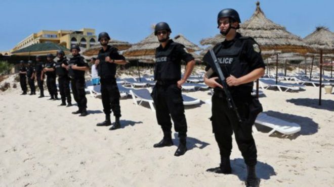 Des policiers sur la plage de Sousse, en Tunisie. Le pays a pris des mesures pour contrer les activités terroristes.