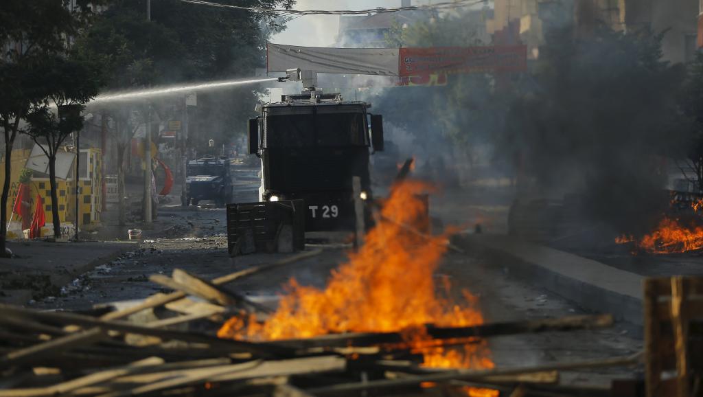 Samedi, la police a dispersé -en usant de canons à eau - le rassemblement lors des obsèques de Gunay Ozarslan, militante d’extrême-gauche tuée vendredi lors d’un raid des forces de l'ordre.
