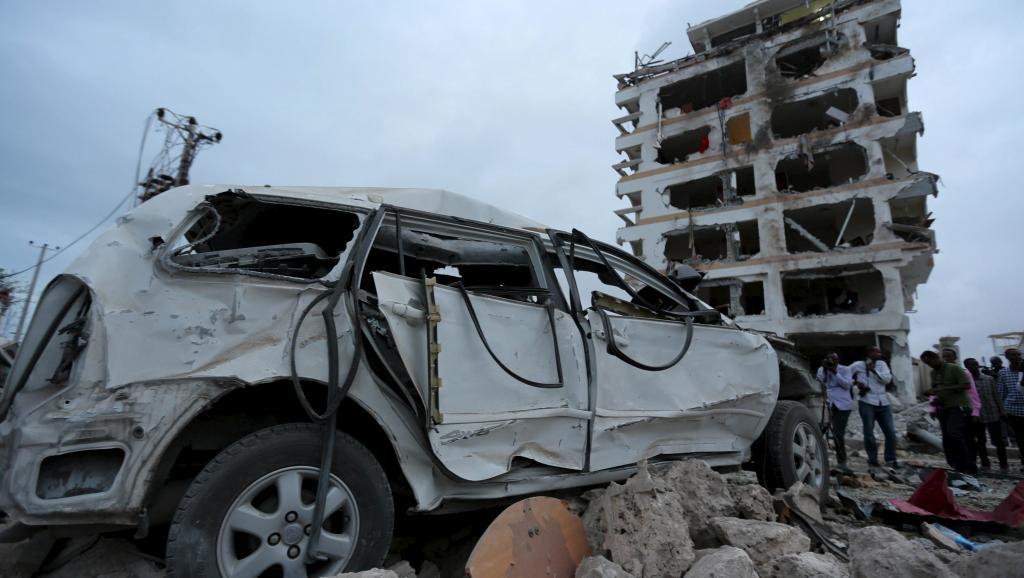 L'attentat revendiqué par les Shebabs visait un hôtel de la capitale Mogadiscio abritant des délégations diplomatiques étrangères dont celle du Kenya, très impliqué dans la lutte contre les jihadistes somaliens au sein de l'Amisom. REUTERS/Feisal Omar