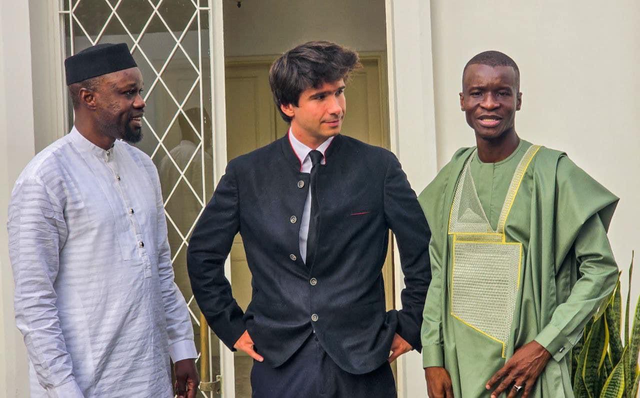 Ousmane Sonko rend hommage à Juan Branco : « Il s’est donné corps et âme pour le projet, bénévolement et passionnément »