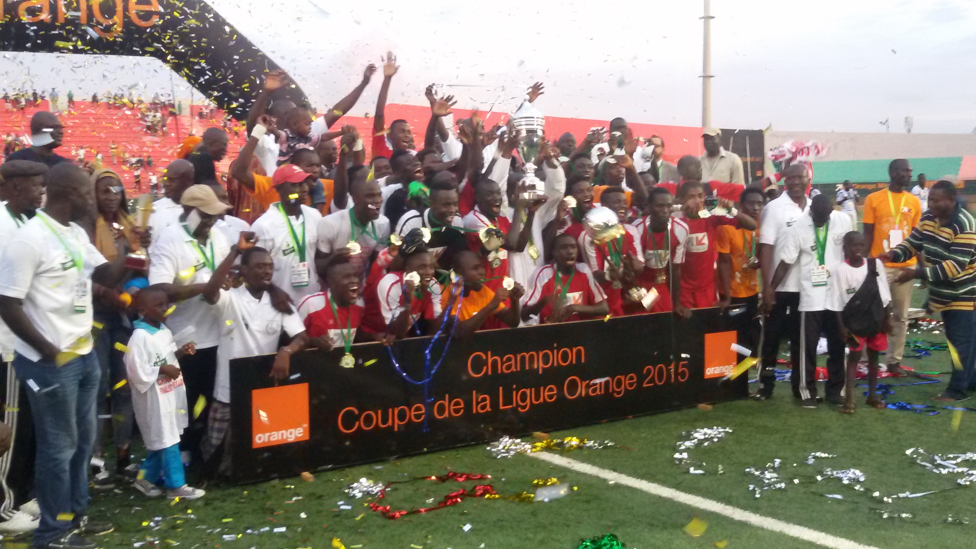 Finale Coupe de la Ligue : L'AS Douanes s'impose au métier (3-1) et réalise le doublé