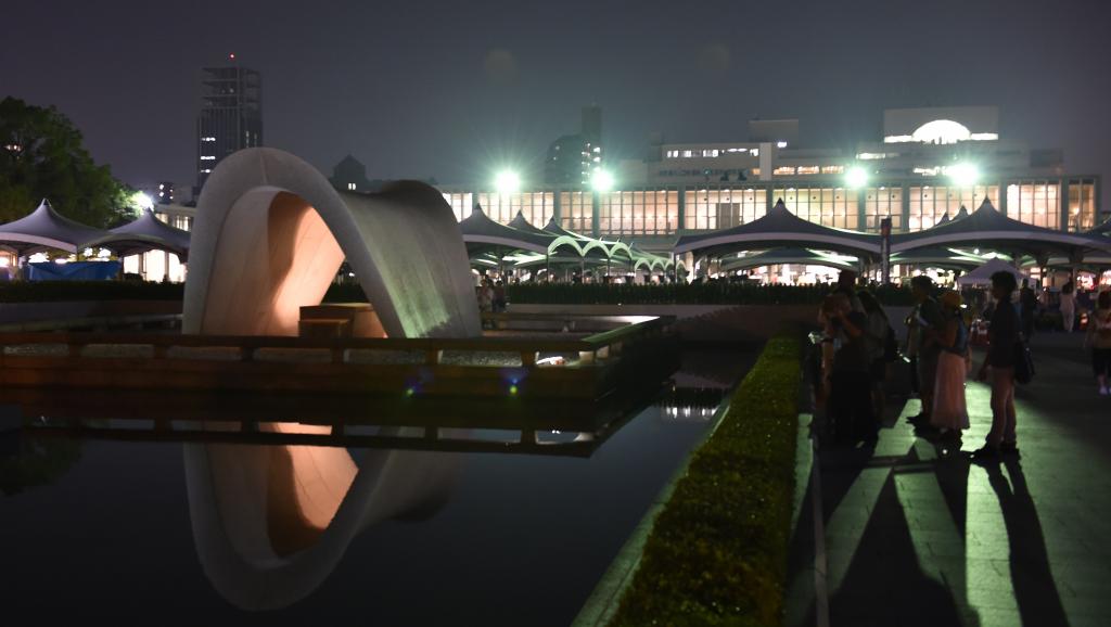 Rassemblement au Mémorial de la Paix d’Hiroshima, devant la flamme du souvenir qui sera éteinte le jour où il n'y aura plus d'armes nucléaires dans le monde, le 5 août 2015.
