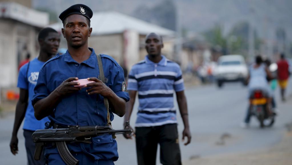 Un policier patrouille dans les rues de Bujumbura, la capitale du Burundi, fin juillet. REUTERS/Mike Hutchings