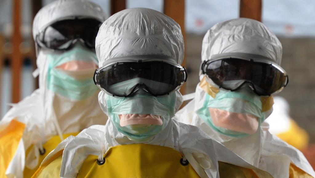 Des soignants de Médecins sans frontières au Liberia où on a constaté en juin 2015 une résurgence de cas d'Ebola. AFP PHOTO / DOMINIQUE FAGET