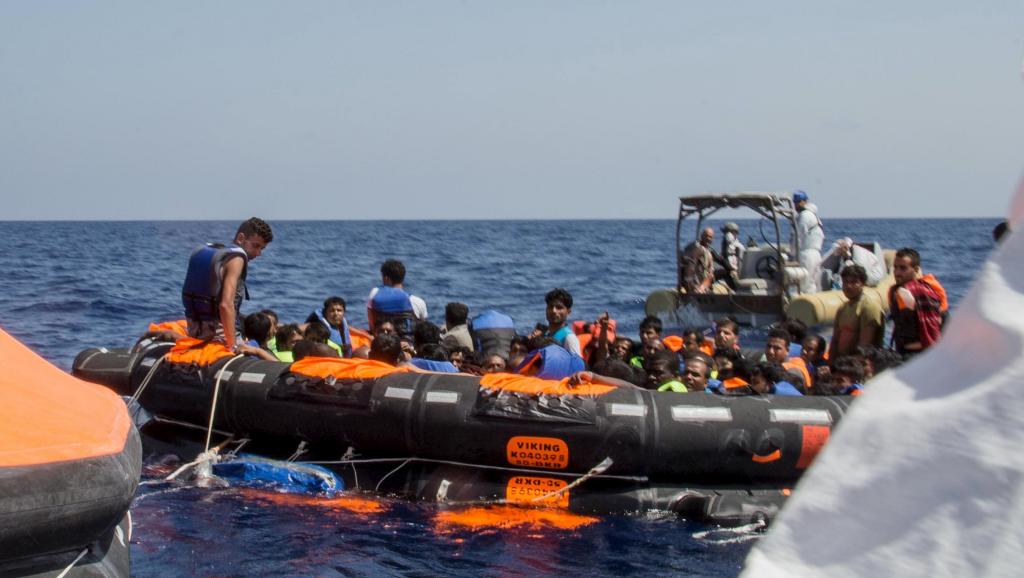 Les rescapés du naufrage d'un bateau de migrants secourus par les autorités italiennes, au large de la Libye, le 5 août 2015. REUTERS/Marta Soszynska/MSF/ Handout via Reuters