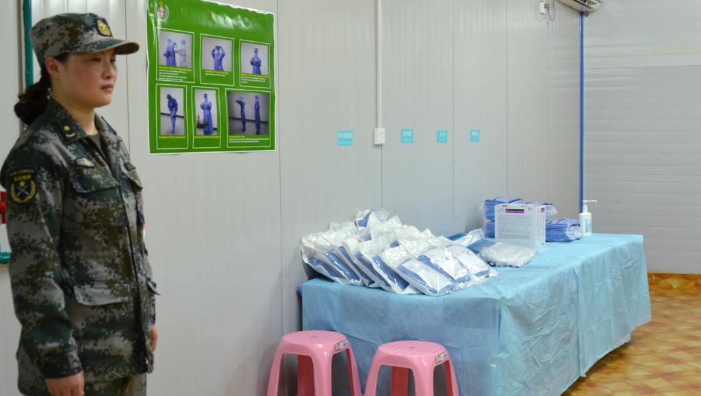 Une militaire chinoise dans un centre chinois de traitement d'Ebola à Monrovia, en novembre 2014. AFP PHOTO / ZOOM DOSSO