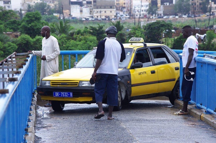 Indiscipline sur les routes : Le bâton s’abat sur le taximan fautif.