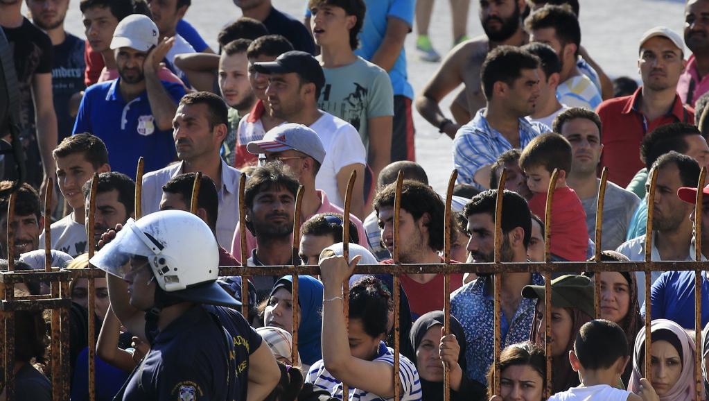 Sur l'île grecque de Kos, face à la Turquie, des milliers de migrants et de réfugiés affluent depuis plusieurs semaines : 7 000 environ, pour une population de 33 000 habitants. Sur cette île, qui vit surtout du tourisme, rien n'a été prévu pour fair