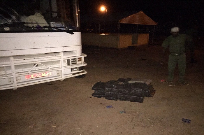 La saisie de la drogue par les douaniers de Kaffrine et de l'aéroport LSS en image