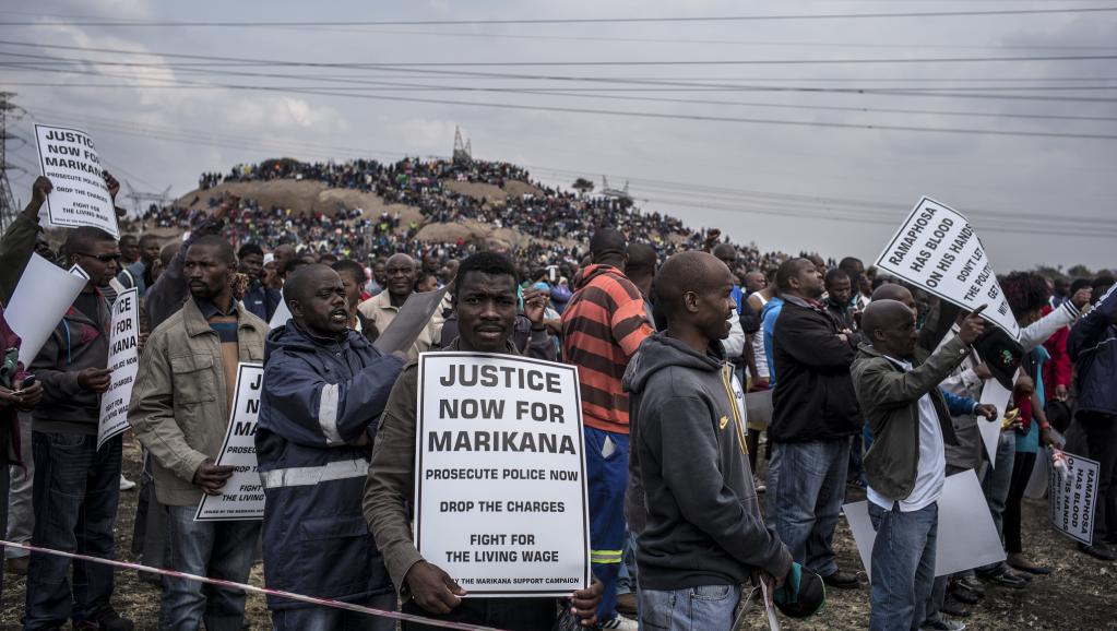 Trois ans après le drame de Marikana, les mineurs et les familles demandent toujours justice. AFP PHOTO/MARCO LONGARI