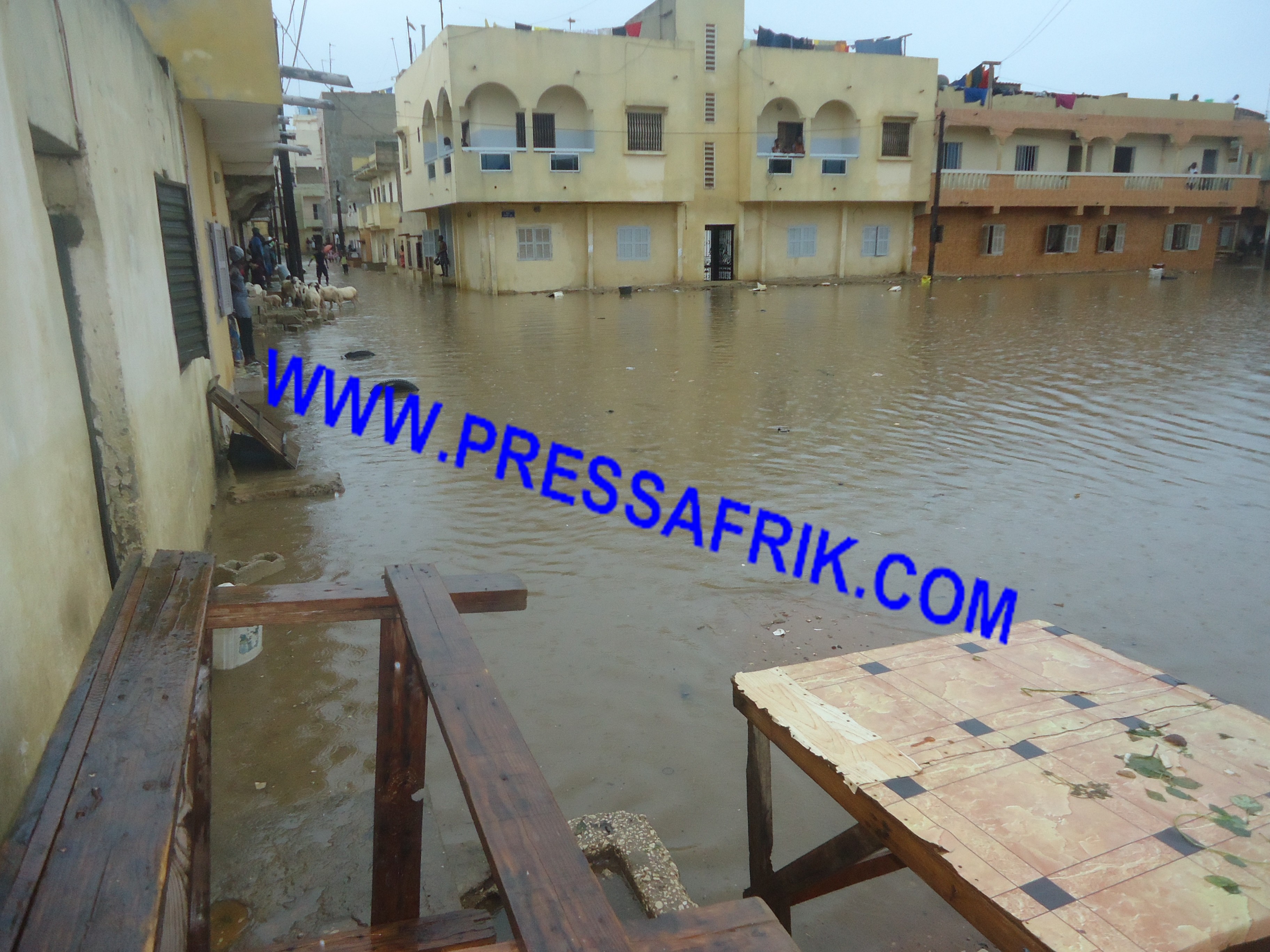 Images  ​Après la pluie, les dégâts à l’unité 6 des Parcelles Assainies