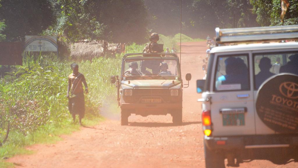 Une patrouille française dans les rues de Bambari, le 15 mai 2015. AFP PHOTO/PACOME PABANDJI