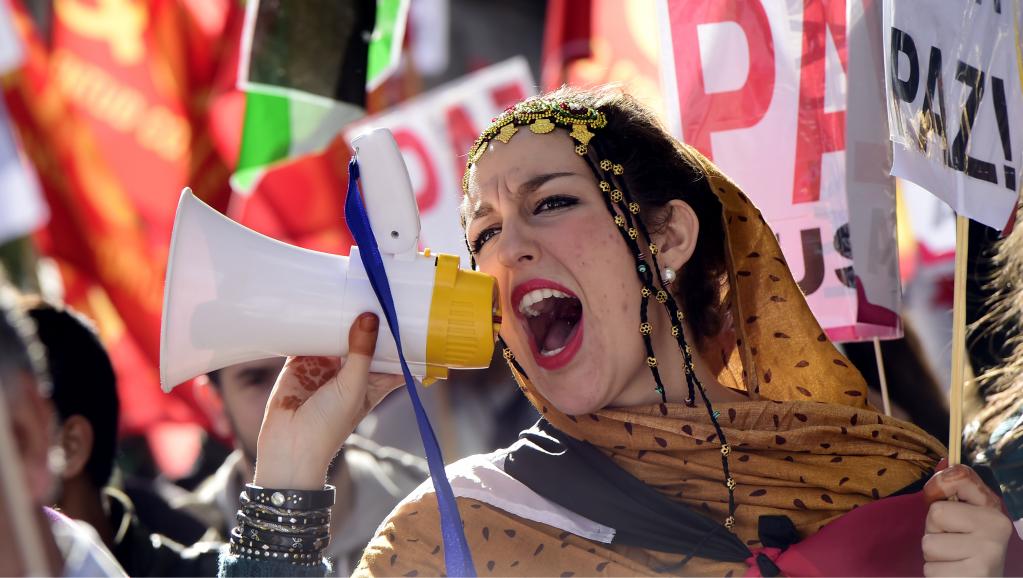 Une manifestante crie des slogans en faveur de l'indépendance du Sahara occidental, lors d'un rassemblement à Madrid, en novembre 2014. AFP PHOTO/ JAVIER SORIANO