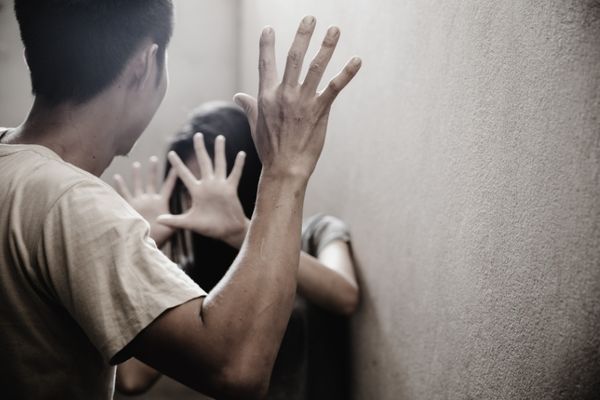 "24 % des adolescentes en couple victimes de violence entre 2000 et 2018...", selon une étude de l'OMS  ​