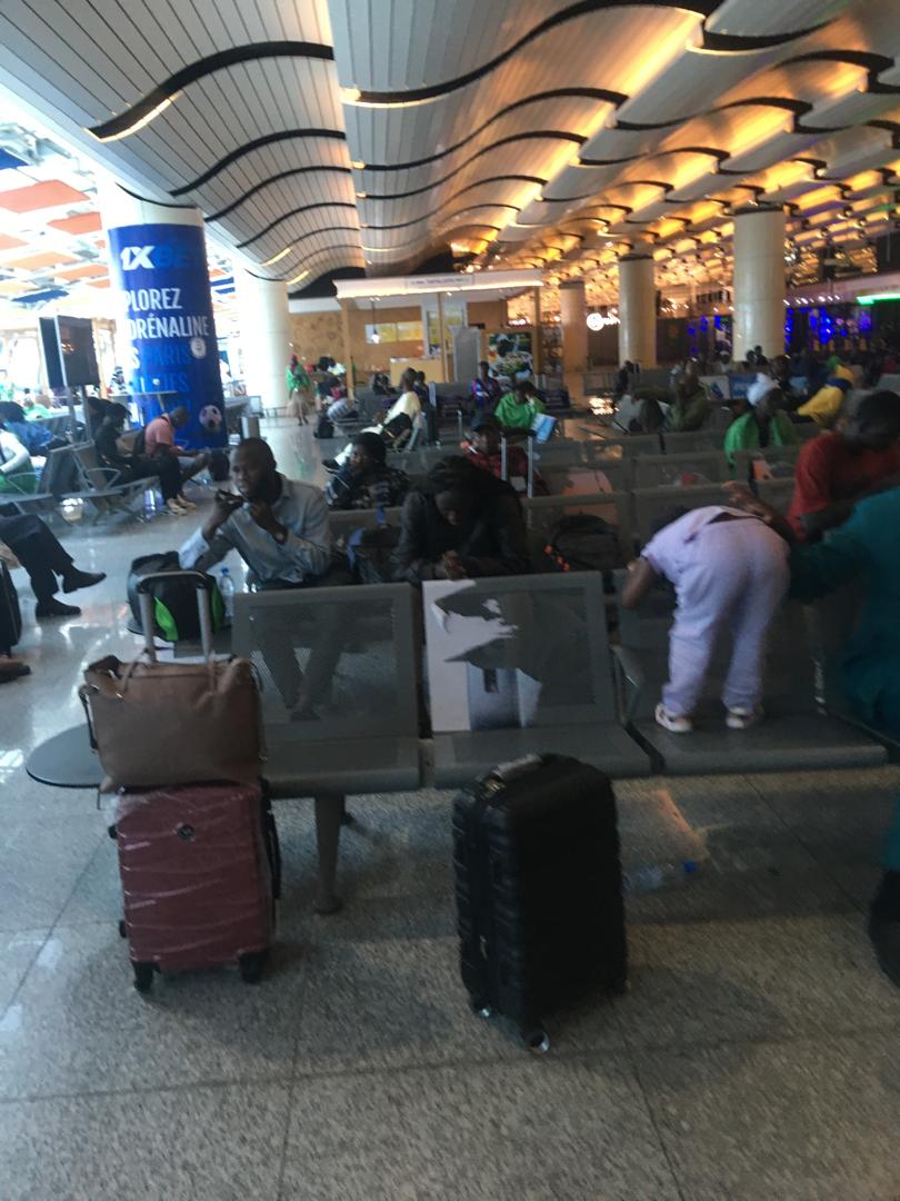 Situation dramatique à l'AIBD: plus de 200 passagers bloqués sans vol, des enfants et malades sans assistance Situation dramatique à l'AIBD: plus de 200 passagers bloqués sans vol, des enfants et malades sans assistance