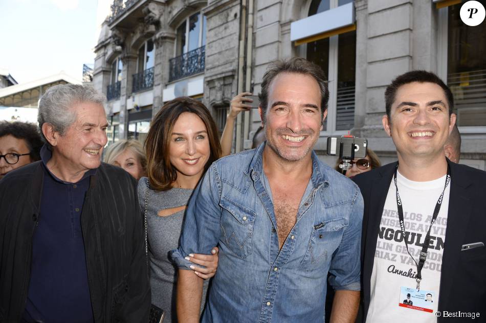 Jean Dujardin, chemise entrouverte et grand sourire : Il provoque la cohue !