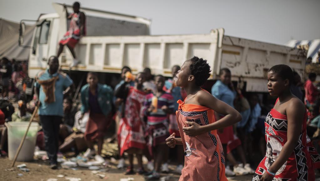 Au Swaziland, les jeunes filles descendent des camions pour se préparer à la danse des roseaux. AFP PHOTO/GIANLUIGI GUERCIA