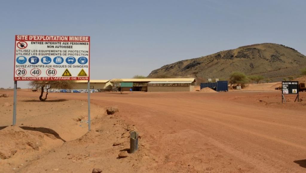 Ce panneau marque l'entrée de la mine de manganèse de Tambao, à 350 km au nord de Ouagadougou, où a été enlevé Iulian Ghergut le 4 avril 2015. AFP PHOTO/ AHMED OUOBA